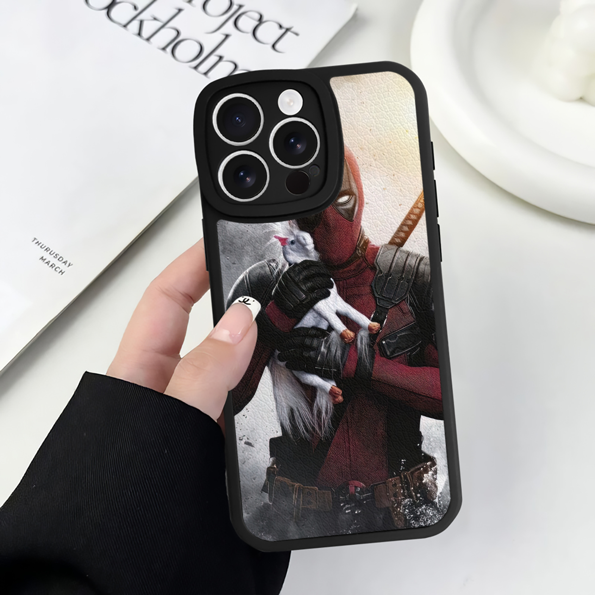 （画像用） Deadpool デッドプール 【iPhone 16シリーズ対応】シリコンスマホケース（レザー調） 材質：シリコン